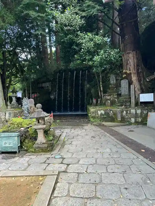 日石寺の庭園
