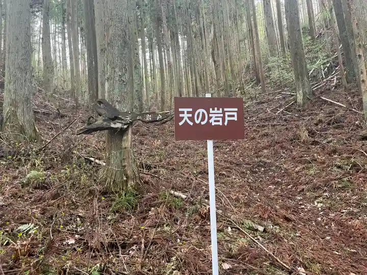 夏井諏訪神社の{uncategorized: "未分類", other: "その他", undefined: "問題あり", building: "その他建物", grave: "お墓", sacred_gate: "鳥居", guardian: "狛犬", statue: "像", buddha: "仏像", history: "歴史", nature: "自然", garden: "庭園", animal: "動物", pagoda: "塔", temizu: "手水舎", mountain_gate: "山門・神門", sanctuary: "本殿・本堂", subordinate: "末社・摂社", art: "芸術", scenery: "景色", jizo: "地蔵", ema: "絵馬", goshuin: "御朱印", omikuji: "おみくじ", items: "授与品その他", amulet: "お守り", goshuincho: "御朱印帳", eats: "食事", festival: "お祭り", votive_dance: "神楽", shichigosan: "七五三参", wedding: "結婚式", experience: "体験その他", initially: "初詣", around: "周辺", anti_infection: "感染症対策"}