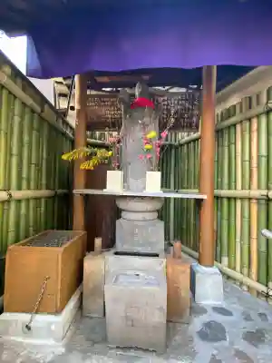 道玄坂地蔵尊の{uncategorized: "未分類", other: "その他", undefined: "問題あり", building: "その他建物", grave: "お墓", sacred_gate: "鳥居", guardian: "狛犬", statue: "像", buddha: "仏像", history: "歴史", nature: "自然", garden: "庭園", animal: "動物", pagoda: "塔", temizu: "手水舎", mountain_gate: "山門・神門", sanctuary: "本殿・本堂", subordinate: "末社・摂社", art: "芸術", scenery: "景色", jizo: "地蔵", ema: "絵馬", goshuin: "御朱印", omikuji: "おみくじ", items: "授与品その他", amulet: "お守り", goshuincho: "御朱印帳", eats: "食事", festival: "お祭り", votive_dance: "神楽", shichigosan: "七五三参", wedding: "結婚式", experience: "体験その他", initially: "初詣", around: "周辺", anti_infection: "感染症対策"}