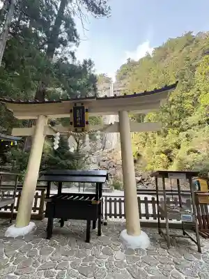 飛瀧神社（熊野那智大社別宮）の{uncategorized: "未分類", other: "その他", undefined: "問題あり", building: "その他建物", grave: "お墓", sacred_gate: "鳥居", guardian: "狛犬", statue: "像", buddha: "仏像", history: "歴史", nature: "自然", garden: "庭園", animal: "動物", pagoda: "塔", temizu: "手水舎", mountain_gate: "山門・神門", sanctuary: "本殿・本堂", subordinate: "末社・摂社", art: "芸術", scenery: "景色", jizo: "地蔵", ema: "絵馬", goshuin: "御朱印", omikuji: "おみくじ", items: "授与品その他", amulet: "お守り", goshuincho: "御朱印帳", eats: "食事", festival: "お祭り", votive_dance: "神楽", shichigosan: "七五三参", wedding: "結婚式", experience: "体験その他", initially: "初詣", around: "周辺", anti_infection: "感染症対策"}