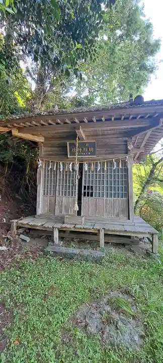 天照御祖神社の{uncategorized: "未分類", other: "その他", undefined: "問題あり", building: "その他建物", grave: "お墓", sacred_gate: "鳥居", guardian: "狛犬", statue: "像", buddha: "仏像", history: "歴史", nature: "自然", garden: "庭園", animal: "動物", pagoda: "塔", temizu: "手水舎", mountain_gate: "山門・神門", sanctuary: "本殿・本堂", subordinate: "末社・摂社", art: "芸術", scenery: "景色", jizo: "地蔵", ema: "絵馬", goshuin: "御朱印", omikuji: "おみくじ", items: "授与品その他", amulet: "お守り", goshuincho: "御朱印帳", eats: "食事", festival: "お祭り", votive_dance: "神楽", shichigosan: "七五三参", wedding: "結婚式", experience: "体験その他", initially: "初詣", around: "周辺", anti_infection: "感染症対策"}