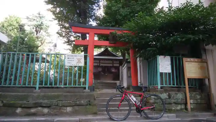 出世稲荷神社(春日稲荷神社)の鳥居