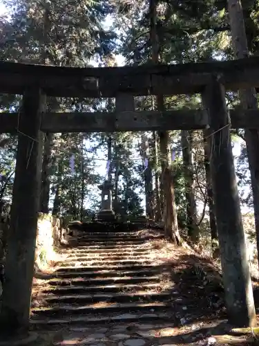 本宮神社（日光二荒山神社別宮）の{uncategorized: "未分類", other: "その他", undefined: "問題あり", building: "その他建物", grave: "お墓", sacred_gate: "鳥居", guardian: "狛犬", statue: "像", buddha: "仏像", history: "歴史", nature: "自然", garden: "庭園", animal: "動物", pagoda: "塔", temizu: "手水舎", mountain_gate: "山門・神門", sanctuary: "本殿・本堂", subordinate: "末社・摂社", art: "芸術", scenery: "景色", jizo: "地蔵", ema: "絵馬", goshuin: "御朱印", omikuji: "おみくじ", items: "授与品その他", amulet: "お守り", goshuincho: "御朱印帳", eats: "食事", festival: "お祭り", votive_dance: "神楽", shichigosan: "七五三参", wedding: "結婚式", experience: "体験その他", initially: "初詣", around: "周辺", anti_infection: "感染症対策"}