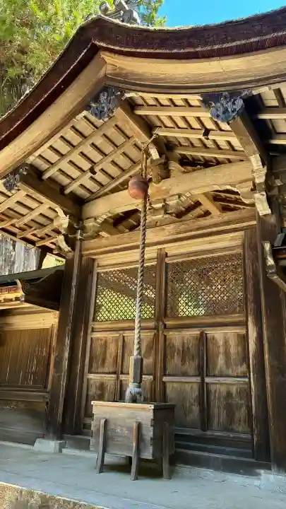油日神社の{uncategorized: "未分類", other: "その他", undefined: "問題あり", building: "その他建物", grave: "お墓", sacred_gate: "鳥居", guardian: "狛犬", statue: "像", buddha: "仏像", history: "歴史", nature: "自然", garden: "庭園", animal: "動物", pagoda: "塔", temizu: "手水舎", mountain_gate: "山門・神門", sanctuary: "本殿・本堂", subordinate: "末社・摂社", art: "芸術", scenery: "景色", jizo: "地蔵", ema: "絵馬", goshuin: "御朱印", omikuji: "おみくじ", items: "授与品その他", amulet: "お守り", goshuincho: "御朱印帳", eats: "食事", festival: "お祭り", votive_dance: "神楽", shichigosan: "七五三参", wedding: "結婚式", experience: "体験その他", initially: "初詣", around: "周辺", anti_infection: "感染症対策"}