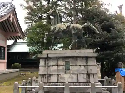大神神社(花池)の像