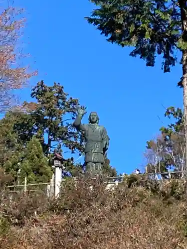 三峯神社の像