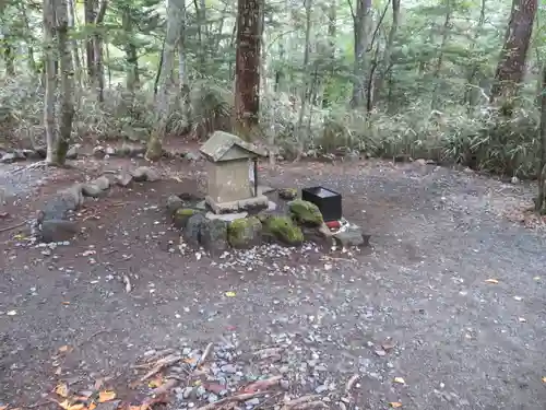 新屋山神社奥宮の末社