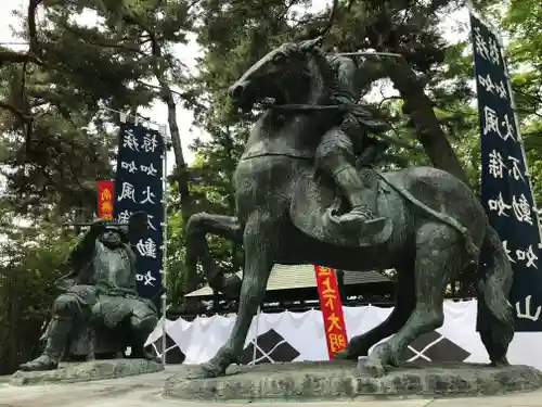 川中島古戦場八幡社の像