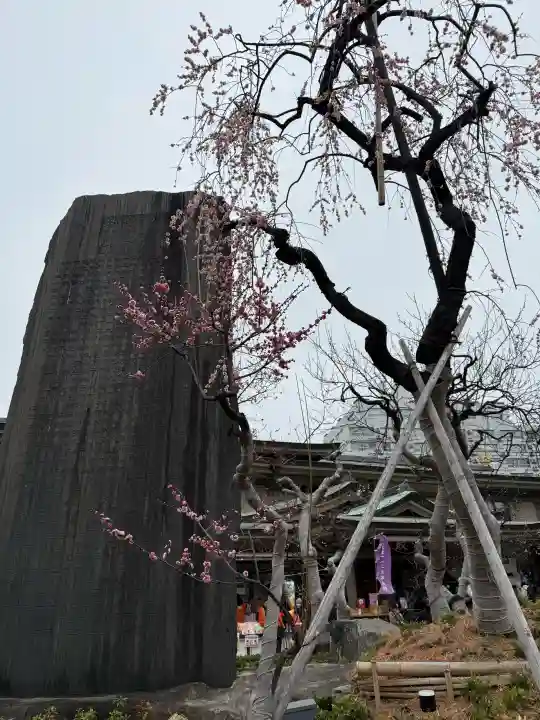 湯島天満宮の{uncategorized: "未分類", other: "その他", undefined: "問題あり", building: "その他建物", grave: "お墓", sacred_gate: "鳥居", guardian: "狛犬", statue: "像", buddha: "仏像", history: "歴史", nature: "自然", garden: "庭園", animal: "動物", pagoda: "塔", temizu: "手水舎", mountain_gate: "山門・神門", sanctuary: "本殿・本堂", subordinate: "末社・摂社", art: "芸術", scenery: "景色", jizo: "地蔵", ema: "絵馬", goshuin: "御朱印", omikuji: "おみくじ", items: "授与品その他", amulet: "お守り", goshuincho: "御朱印帳", eats: "食事", festival: "お祭り", votive_dance: "神楽", shichigosan: "七五三参", wedding: "結婚式", experience: "体験その他", initially: "初詣", around: "周辺", anti_infection: "感染症対策"}