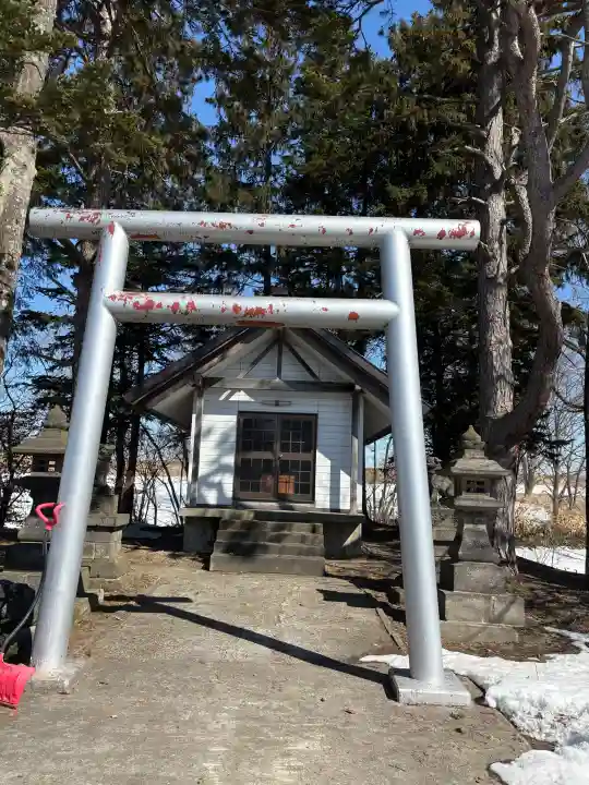 高島神社の{uncategorized: "未分類", other: "その他", undefined: "問題あり", building: "その他建物", grave: "お墓", sacred_gate: "鳥居", guardian: "狛犬", statue: "像", buddha: "仏像", history: "歴史", nature: "自然", garden: "庭園", animal: "動物", pagoda: "塔", temizu: "手水舎", mountain_gate: "山門・神門", sanctuary: "本殿・本堂", subordinate: "末社・摂社", art: "芸術", scenery: "景色", jizo: "地蔵", ema: "絵馬", goshuin: "御朱印", omikuji: "おみくじ", items: "授与品その他", amulet: "お守り", goshuincho: "御朱印帳", eats: "食事", festival: "お祭り", votive_dance: "神楽", shichigosan: "七五三参", wedding: "結婚式", experience: "体験その他", initially: "初詣", around: "周辺", anti_infection: "感染症対策"}