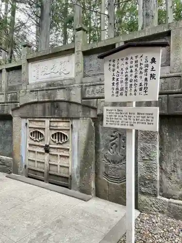成田山新勝寺の{uncategorized: "未分類", other: "その他", undefined: "問題あり", building: "その他建物", grave: "お墓", sacred_gate: "鳥居", guardian: "狛犬", statue: "像", buddha: "仏像", history: "歴史", nature: "自然", garden: "庭園", animal: "動物", pagoda: "塔", temizu: "手水舎", mountain_gate: "山門・神門", sanctuary: "本殿・本堂", subordinate: "末社・摂社", art: "芸術", scenery: "景色", jizo: "地蔵", ema: "絵馬", goshuin: "御朱印", omikuji: "おみくじ", items: "授与品その他", amulet: "お守り", goshuincho: "御朱印帳", eats: "食事", festival: "お祭り", votive_dance: "神楽", shichigosan: "七五三参", wedding: "結婚式", experience: "体験その他", initially: "初詣", around: "周辺", anti_infection: "感染症対策"}