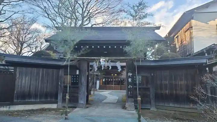 武蔵御嶽神社の山門・神門