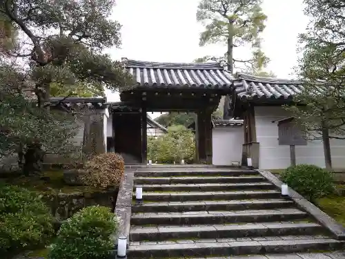 雲龍院の山門