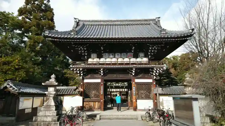 梅宮大社の山門・神門