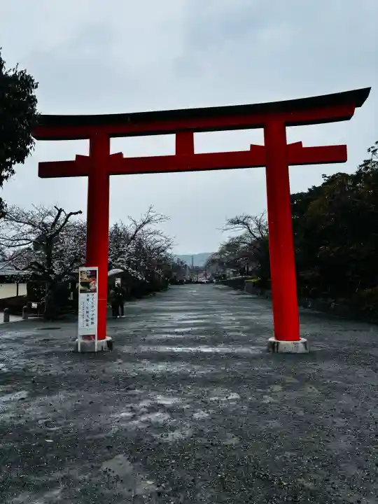 富士山本宮浅間大社の{uncategorized: "未分類", other: "その他", undefined: "問題あり", building: "その他建物", grave: "お墓", sacred_gate: "鳥居", guardian: "狛犬", statue: "像", buddha: "仏像", history: "歴史", nature: "自然", garden: "庭園", animal: "動物", pagoda: "塔", temizu: "手水舎", mountain_gate: "山門・神門", sanctuary: "本殿・本堂", subordinate: "末社・摂社", art: "芸術", scenery: "景色", jizo: "地蔵", ema: "絵馬", goshuin: "御朱印", omikuji: "おみくじ", items: "授与品その他", amulet: "お守り", goshuincho: "御朱印帳", eats: "食事", festival: "お祭り", votive_dance: "神楽", shichigosan: "七五三参", wedding: "結婚式", experience: "体験その他", initially: "初詣", around: "周辺", anti_infection: "感染症対策"}