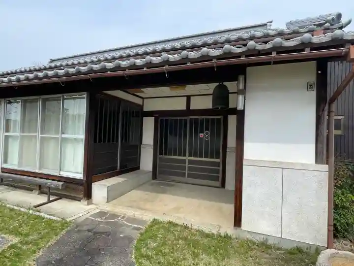 満願寺の{uncategorized: "未分類", other: "その他", undefined: "問題あり", building: "その他建物", grave: "お墓", sacred_gate: "鳥居", guardian: "狛犬", statue: "像", buddha: "仏像", history: "歴史", nature: "自然", garden: "庭園", animal: "動物", pagoda: "塔", temizu: "手水舎", mountain_gate: "山門・神門", sanctuary: "本殿・本堂", subordinate: "末社・摂社", art: "芸術", scenery: "景色", jizo: "地蔵", ema: "絵馬", goshuin: "御朱印", omikuji: "おみくじ", items: "授与品その他", amulet: "お守り", goshuincho: "御朱印帳", eats: "食事", festival: "お祭り", votive_dance: "神楽", shichigosan: "七五三参", wedding: "結婚式", experience: "体験その他", initially: "初詣", around: "周辺", anti_infection: "感染症対策"}