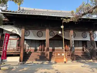 本興寺の{uncategorized: "未分類", other: "その他", undefined: "問題あり", building: "その他建物", grave: "お墓", sacred_gate: "鳥居", guardian: "狛犬", statue: "像", buddha: "仏像", history: "歴史", nature: "自然", garden: "庭園", animal: "動物", pagoda: "塔", temizu: "手水舎", mountain_gate: "山門・神門", sanctuary: "本殿・本堂", subordinate: "末社・摂社", art: "芸術", scenery: "景色", jizo: "地蔵", ema: "絵馬", goshuin: "御朱印", omikuji: "おみくじ", items: "授与品その他", amulet: "お守り", goshuincho: "御朱印帳", eats: "食事", festival: "お祭り", votive_dance: "神楽", shichigosan: "七五三参", wedding: "結婚式", experience: "体験その他", initially: "初詣", around: "周辺", anti_infection: "感染症対策"}