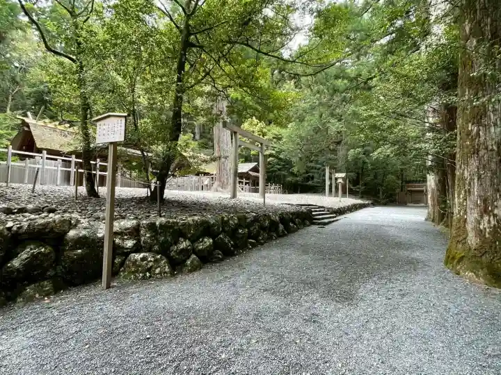 瀧原宮(皇大神宮別宮)の{uncategorized: "未分類", other: "その他", undefined: "問題あり", building: "その他建物", grave: "お墓", sacred_gate: "鳥居", guardian: "狛犬", statue: "像", buddha: "仏像", history: "歴史", nature: "自然", garden: "庭園", animal: "動物", pagoda: "塔", temizu: "手水舎", mountain_gate: "山門・神門", sanctuary: "本殿・本堂", subordinate: "末社・摂社", art: "芸術", scenery: "景色", jizo: "地蔵", ema: "絵馬", goshuin: "御朱印", omikuji: "おみくじ", items: "授与品その他", amulet: "お守り", goshuincho: "御朱印帳", eats: "食事", festival: "お祭り", votive_dance: "神楽", shichigosan: "七五三参", wedding: "結婚式", experience: "体験その他", initially: "初詣", around: "周辺", anti_infection: "感染症対策"}