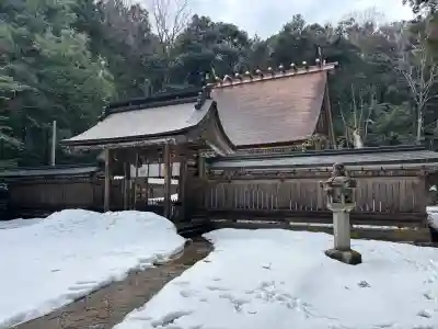 若狭彦神社(上社)の{uncategorized: "未分類", other: "その他", undefined: "問題あり", building: "その他建物", grave: "お墓", sacred_gate: "鳥居", guardian: "狛犬", statue: "像", buddha: "仏像", history: "歴史", nature: "自然", garden: "庭園", animal: "動物", pagoda: "塔", temizu: "手水舎", mountain_gate: "山門・神門", sanctuary: "本殿・本堂", subordinate: "末社・摂社", art: "芸術", scenery: "景色", jizo: "地蔵", ema: "絵馬", goshuin: "御朱印", omikuji: "おみくじ", items: "授与品その他", amulet: "お守り", goshuincho: "御朱印帳", eats: "食事", festival: "お祭り", votive_dance: "神楽", shichigosan: "七五三参", wedding: "結婚式", experience: "体験その他", initially: "初詣", around: "周辺", anti_infection: "感染症対策"}