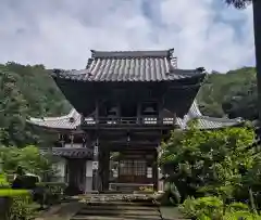 洞泉寺の山門