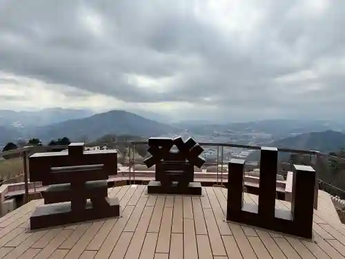 宝登山神社奥宮の{uncategorized: "未分類", other: "その他", undefined: "問題あり", building: "その他建物", grave: "お墓", sacred_gate: "鳥居", guardian: "狛犬", statue: "像", buddha: "仏像", history: "歴史", nature: "自然", garden: "庭園", animal: "動物", pagoda: "塔", temizu: "手水舎", mountain_gate: "山門・神門", sanctuary: "本殿・本堂", subordinate: "末社・摂社", art: "芸術", scenery: "景色", jizo: "地蔵", ema: "絵馬", goshuin: "御朱印", omikuji: "おみくじ", items: "授与品その他", amulet: "お守り", goshuincho: "御朱印帳", eats: "食事", festival: "お祭り", votive_dance: "神楽", shichigosan: "七五三参", wedding: "結婚式", experience: "体験その他", initially: "初詣", around: "周辺", anti_infection: "感染症対策"}