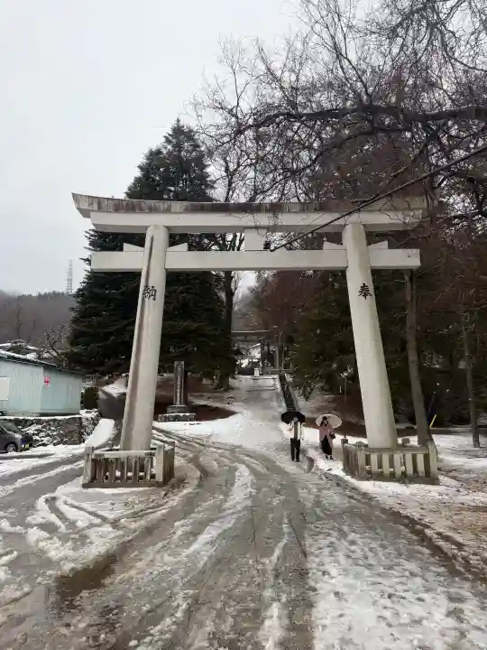 諏訪大社上社前宮の{uncategorized: "未分類", other: "その他", undefined: "問題あり", building: "その他建物", grave: "お墓", sacred_gate: "鳥居", guardian: "狛犬", statue: "像", buddha: "仏像", history: "歴史", nature: "自然", garden: "庭園", animal: "動物", pagoda: "塔", temizu: "手水舎", mountain_gate: "山門・神門", sanctuary: "本殿・本堂", subordinate: "末社・摂社", art: "芸術", scenery: "景色", jizo: "地蔵", ema: "絵馬", goshuin: "御朱印", omikuji: "おみくじ", items: "授与品その他", amulet: "お守り", goshuincho: "御朱印帳", eats: "食事", festival: "お祭り", votive_dance: "神楽", shichigosan: "七五三参", wedding: "結婚式", experience: "体験その他", initially: "初詣", around: "周辺", anti_infection: "感染症対策"}