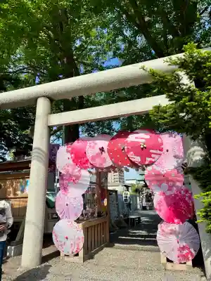 札幌諏訪神社の{uncategorized: "未分類", other: "その他", undefined: "問題あり", building: "その他建物", grave: "お墓", sacred_gate: "鳥居", guardian: "狛犬", statue: "像", buddha: "仏像", history: "歴史", nature: "自然", garden: "庭園", animal: "動物", pagoda: "塔", temizu: "手水舎", mountain_gate: "山門・神門", sanctuary: "本殿・本堂", subordinate: "末社・摂社", art: "芸術", scenery: "景色", jizo: "地蔵", ema: "絵馬", goshuin: "御朱印", omikuji: "おみくじ", items: "授与品その他", amulet: "お守り", goshuincho: "御朱印帳", eats: "食事", festival: "お祭り", votive_dance: "神楽", shichigosan: "七五三参", wedding: "結婚式", experience: "体験その他", initially: "初詣", around: "周辺", anti_infection: "感染症対策"}