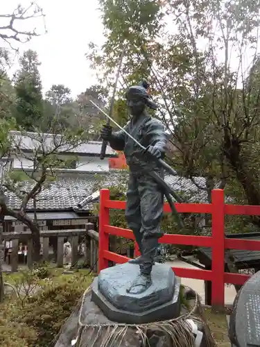 八大神社の像