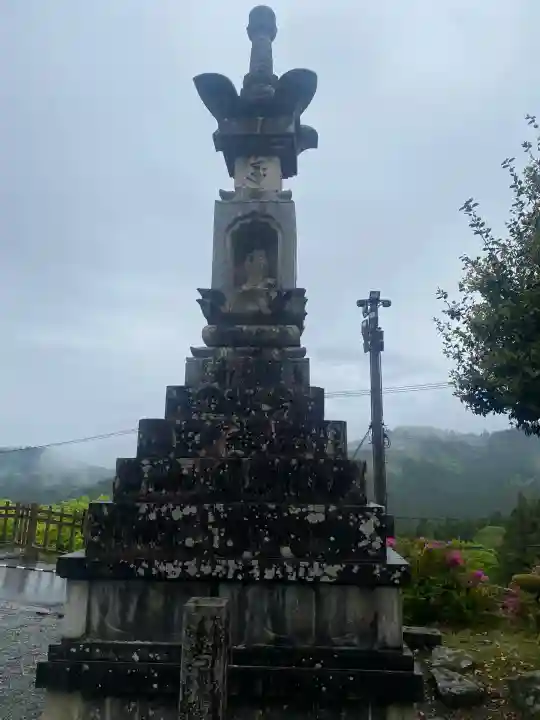 金峯山寺の{uncategorized: "未分類", other: "その他", undefined: "問題あり", building: "その他建物", grave: "お墓", sacred_gate: "鳥居", guardian: "狛犬", statue: "像", buddha: "仏像", history: "歴史", nature: "自然", garden: "庭園", animal: "動物", pagoda: "塔", temizu: "手水舎", mountain_gate: "山門・神門", sanctuary: "本殿・本堂", subordinate: "末社・摂社", art: "芸術", scenery: "景色", jizo: "地蔵", ema: "絵馬", goshuin: "御朱印", omikuji: "おみくじ", items: "授与品その他", amulet: "お守り", goshuincho: "御朱印帳", eats: "食事", festival: "お祭り", votive_dance: "神楽", shichigosan: "七五三参", wedding: "結婚式", experience: "体験その他", initially: "初詣", around: "周辺", anti_infection: "感染症対策"}
