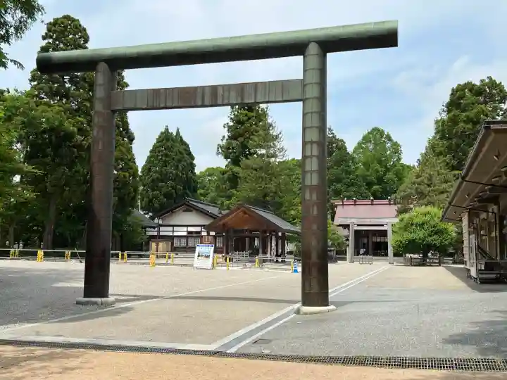 射水神社の{uncategorized: "未分類", other: "その他", undefined: "問題あり", building: "その他建物", grave: "お墓", sacred_gate: "鳥居", guardian: "狛犬", statue: "像", buddha: "仏像", history: "歴史", nature: "自然", garden: "庭園", animal: "動物", pagoda: "塔", temizu: "手水舎", mountain_gate: "山門・神門", sanctuary: "本殿・本堂", subordinate: "末社・摂社", art: "芸術", scenery: "景色", jizo: "地蔵", ema: "絵馬", goshuin: "御朱印", omikuji: "おみくじ", items: "授与品その他", amulet: "お守り", goshuincho: "御朱印帳", eats: "食事", festival: "お祭り", votive_dance: "神楽", shichigosan: "七五三参", wedding: "結婚式", experience: "体験その他", initially: "初詣", around: "周辺", anti_infection: "感染症対策"}
