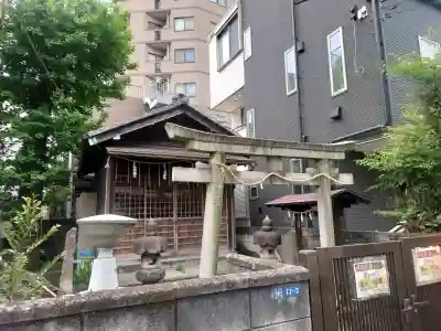 於春稲荷神社の{uncategorized: "未分類", other: "その他", undefined: "問題あり", building: "その他建物", grave: "お墓", sacred_gate: "鳥居", guardian: "狛犬", statue: "像", buddha: "仏像", history: "歴史", nature: "自然", garden: "庭園", animal: "動物", pagoda: "塔", temizu: "手水舎", mountain_gate: "山門・神門", sanctuary: "本殿・本堂", subordinate: "末社・摂社", art: "芸術", scenery: "景色", jizo: "地蔵", ema: "絵馬", goshuin: "御朱印", omikuji: "おみくじ", items: "授与品その他", amulet: "お守り", goshuincho: "御朱印帳", eats: "食事", festival: "お祭り", votive_dance: "神楽", shichigosan: "七五三参", wedding: "結婚式", experience: "体験その他", initially: "初詣", around: "周辺", anti_infection: "感染症対策"}