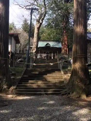 新海三社神社の本殿