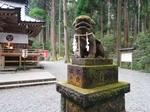 御岩神社の狛犬