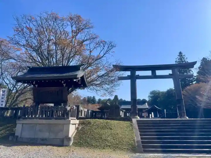 吉野神宮の{uncategorized: "未分類", other: "その他", undefined: "問題あり", building: "その他建物", grave: "お墓", sacred_gate: "鳥居", guardian: "狛犬", statue: "像", buddha: "仏像", history: "歴史", nature: "自然", garden: "庭園", animal: "動物", pagoda: "塔", temizu: "手水舎", mountain_gate: "山門・神門", sanctuary: "本殿・本堂", subordinate: "末社・摂社", art: "芸術", scenery: "景色", jizo: "地蔵", ema: "絵馬", goshuin: "御朱印", omikuji: "おみくじ", items: "授与品その他", amulet: "お守り", goshuincho: "御朱印帳", eats: "食事", festival: "お祭り", votive_dance: "神楽", shichigosan: "七五三参", wedding: "結婚式", experience: "体験その他", initially: "初詣", around: "周辺", anti_infection: "感染症対策"}
