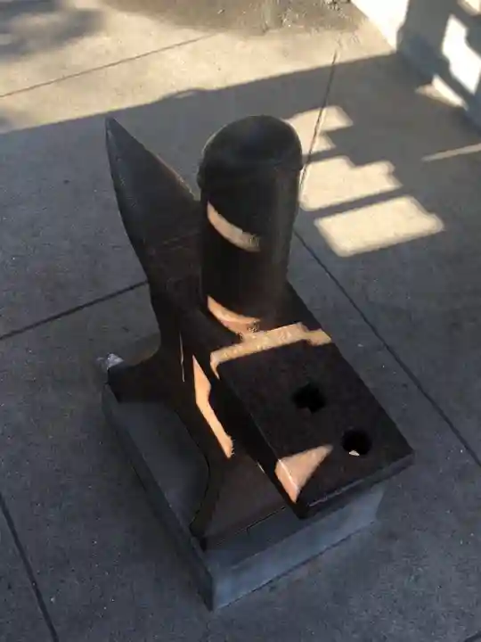 金山神社(若宮八幡宮境内社)の像