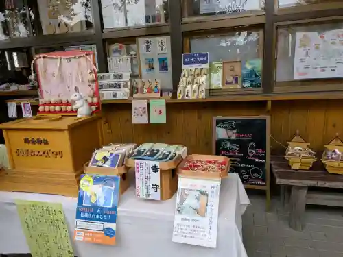 湯倉神社の{uncategorized: "未分類", other: "その他", undefined: "問題あり", building: "その他建物", grave: "お墓", sacred_gate: "鳥居", guardian: "狛犬", statue: "像", buddha: "仏像", history: "歴史", nature: "自然", garden: "庭園", animal: "動物", pagoda: "塔", temizu: "手水舎", mountain_gate: "山門・神門", sanctuary: "本殿・本堂", subordinate: "末社・摂社", art: "芸術", scenery: "景色", jizo: "地蔵", ema: "絵馬", goshuin: "御朱印", omikuji: "おみくじ", items: "授与品その他", amulet: "お守り", goshuincho: "御朱印帳", eats: "食事", festival: "お祭り", votive_dance: "神楽", shichigosan: "七五三参", wedding: "結婚式", experience: "体験その他", initially: "初詣", around: "周辺", anti_infection: "感染症対策"}