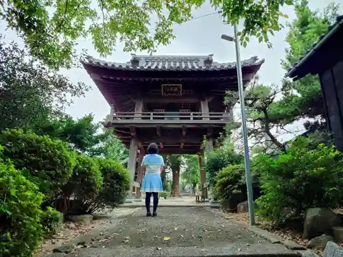 越境寺の山門