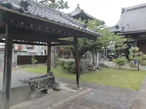 光照院の手水舎