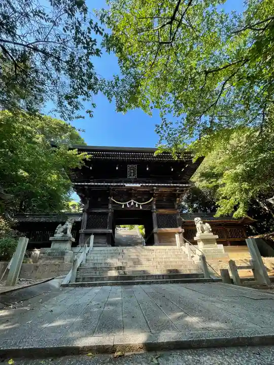 花岡八幡宮の山門・神門