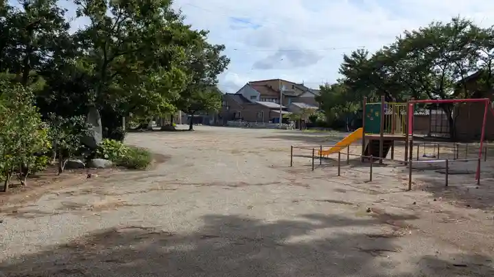 櫟原神社の庭園
