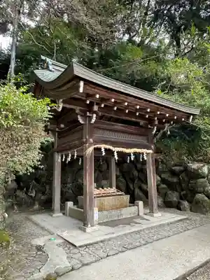 往馬坐伊古麻都比古神社の手水舎