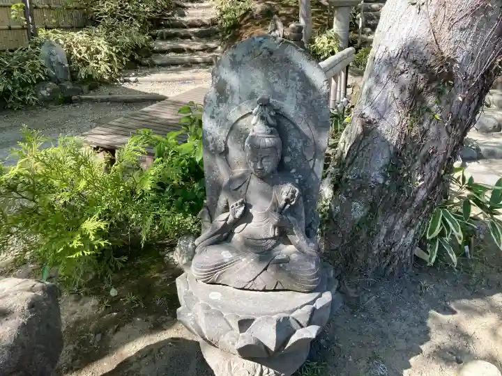 龍隠庵の{uncategorized: "未分類", other: "その他", undefined: "問題あり", building: "その他建物", grave: "お墓", sacred_gate: "鳥居", guardian: "狛犬", statue: "像", buddha: "仏像", history: "歴史", nature: "自然", garden: "庭園", animal: "動物", pagoda: "塔", temizu: "手水舎", mountain_gate: "山門・神門", sanctuary: "本殿・本堂", subordinate: "末社・摂社", art: "芸術", scenery: "景色", jizo: "地蔵", ema: "絵馬", goshuin: "御朱印", omikuji: "おみくじ", items: "授与品その他", amulet: "お守り", goshuincho: "御朱印帳", eats: "食事", festival: "お祭り", votive_dance: "神楽", shichigosan: "七五三参", wedding: "結婚式", experience: "体験その他", initially: "初詣", around: "周辺", anti_infection: "感染症対策"}