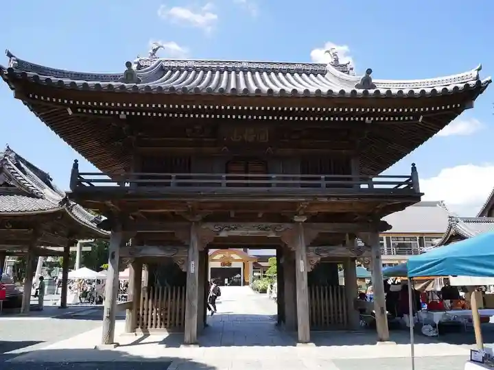 豊川閣 妙厳寺の山門・神門