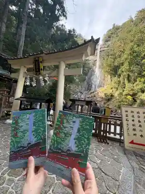 飛瀧神社（熊野那智大社別宮）の{uncategorized: "未分類", other: "その他", undefined: "問題あり", building: "その他建物", grave: "お墓", sacred_gate: "鳥居", guardian: "狛犬", statue: "像", buddha: "仏像", history: "歴史", nature: "自然", garden: "庭園", animal: "動物", pagoda: "塔", temizu: "手水舎", mountain_gate: "山門・神門", sanctuary: "本殿・本堂", subordinate: "末社・摂社", art: "芸術", scenery: "景色", jizo: "地蔵", ema: "絵馬", goshuin: "御朱印", omikuji: "おみくじ", items: "授与品その他", amulet: "お守り", goshuincho: "御朱印帳", eats: "食事", festival: "お祭り", votive_dance: "神楽", shichigosan: "七五三参", wedding: "結婚式", experience: "体験その他", initially: "初詣", around: "周辺", anti_infection: "感染症対策"}