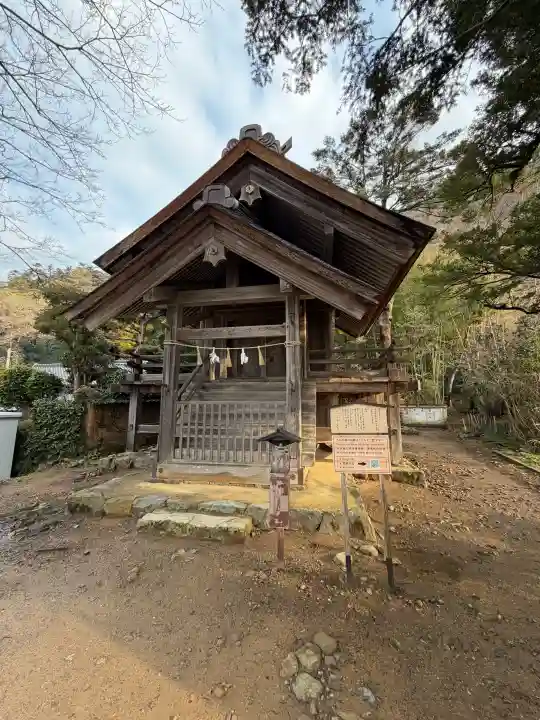 神魂伊能知奴志神社の{uncategorized: "未分類", other: "その他", undefined: "問題あり", building: "その他建物", grave: "お墓", sacred_gate: "鳥居", guardian: "狛犬", statue: "像", buddha: "仏像", history: "歴史", nature: "自然", garden: "庭園", animal: "動物", pagoda: "塔", temizu: "手水舎", mountain_gate: "山門・神門", sanctuary: "本殿・本堂", subordinate: "末社・摂社", art: "芸術", scenery: "景色", jizo: "地蔵", ema: "絵馬", goshuin: "御朱印", omikuji: "おみくじ", items: "授与品その他", amulet: "お守り", goshuincho: "御朱印帳", eats: "食事", festival: "お祭り", votive_dance: "神楽", shichigosan: "七五三参", wedding: "結婚式", experience: "体験その他", initially: "初詣", around: "周辺", anti_infection: "感染症対策"}