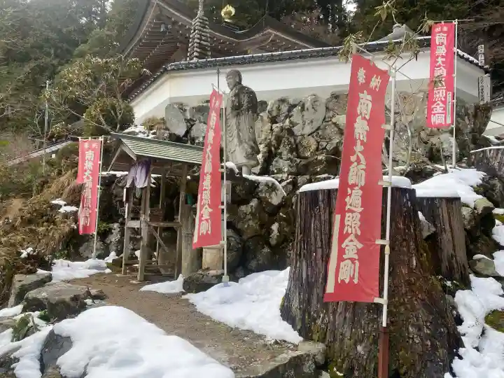 瑠璃寺の{uncategorized: "未分類", other: "その他", undefined: "問題あり", building: "その他建物", grave: "お墓", sacred_gate: "鳥居", guardian: "狛犬", statue: "像", buddha: "仏像", history: "歴史", nature: "自然", garden: "庭園", animal: "動物", pagoda: "塔", temizu: "手水舎", mountain_gate: "山門・神門", sanctuary: "本殿・本堂", subordinate: "末社・摂社", art: "芸術", scenery: "景色", jizo: "地蔵", ema: "絵馬", goshuin: "御朱印", omikuji: "おみくじ", items: "授与品その他", amulet: "お守り", goshuincho: "御朱印帳", eats: "食事", festival: "お祭り", votive_dance: "神楽", shichigosan: "七五三参", wedding: "結婚式", experience: "体験その他", initially: "初詣", around: "周辺", anti_infection: "感染症対策"}
