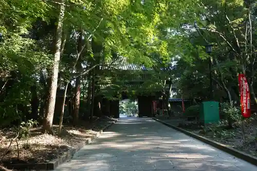 目の霊山　油山寺の山門・神門