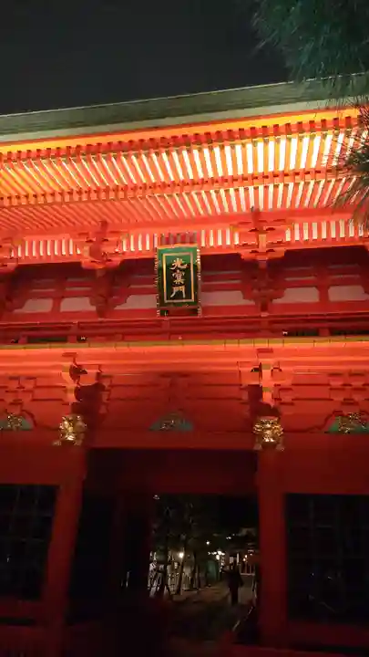 穴八幡宮の山門・神門