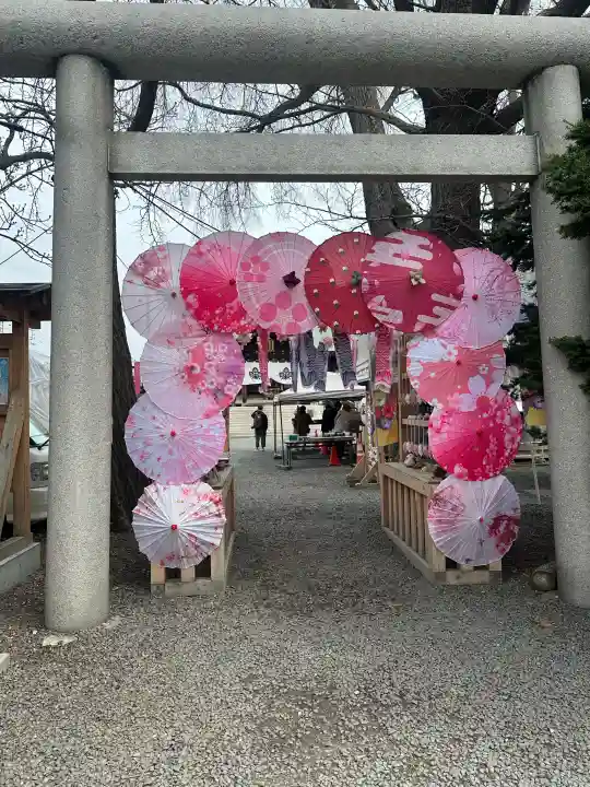 札幌諏訪神社の{uncategorized: "未分類", other: "その他", undefined: "問題あり", building: "その他建物", grave: "お墓", sacred_gate: "鳥居", guardian: "狛犬", statue: "像", buddha: "仏像", history: "歴史", nature: "自然", garden: "庭園", animal: "動物", pagoda: "塔", temizu: "手水舎", mountain_gate: "山門・神門", sanctuary: "本殿・本堂", subordinate: "末社・摂社", art: "芸術", scenery: "景色", jizo: "地蔵", ema: "絵馬", goshuin: "御朱印", omikuji: "おみくじ", items: "授与品その他", amulet: "お守り", goshuincho: "御朱印帳", eats: "食事", festival: "お祭り", votive_dance: "神楽", shichigosan: "七五三参", wedding: "結婚式", experience: "体験その他", initially: "初詣", around: "周辺", anti_infection: "感染症対策"}