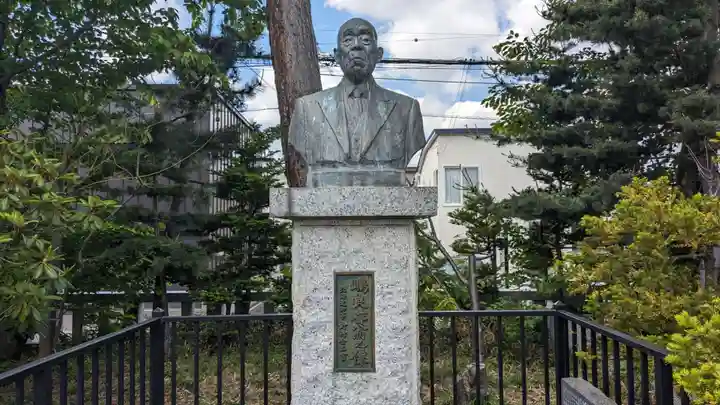 烈々布神社の像